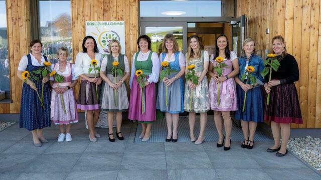Das Team vom Kindergarten in Strallegg rund um Leiterin Sonja Doppelhofer (4.v.r.) freut sich sehr über die neuen Räumlichkeiten. | Foto: Kurt Elmleitner