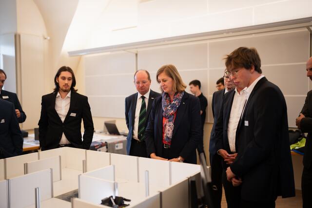 Landesrätin Barbara Eibinger-Miedl und WKO-Vizepräsident und AT Styria Vorstand Herbert Ritter beim Stand der HTL Bulme Graz-Gösting
 | Foto: Studio Lou/Lukas Elsneg