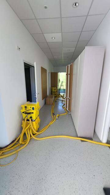 Trocknungsarbeiten in der Rot Kreuz Dienststelle in Alland. | Foto: Rotes Kreuz