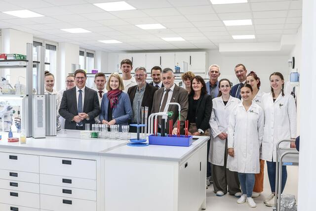 Die oberösterreichische Landesbildungsreferentin Christine Haberlander bei der Eröffnung der neuen Labore zur Ausbildung im Bereich "Lebensmitteltechnik" in der BS in Wels. | Foto: Land OÖ/Tina Gerstmair