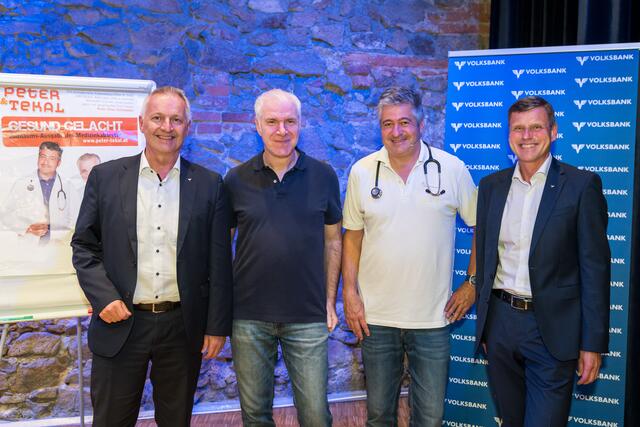 Volksbank-Kabarett-Abend in Schärding (von links): Filialleiter Schärding Werner Stelzmüller, die Medizinkabarettisten Norbert Peter und Ronny Tekal sowie Volksbank-Vorstand Richard Ecker.  | Foto: Dominik Derflinger