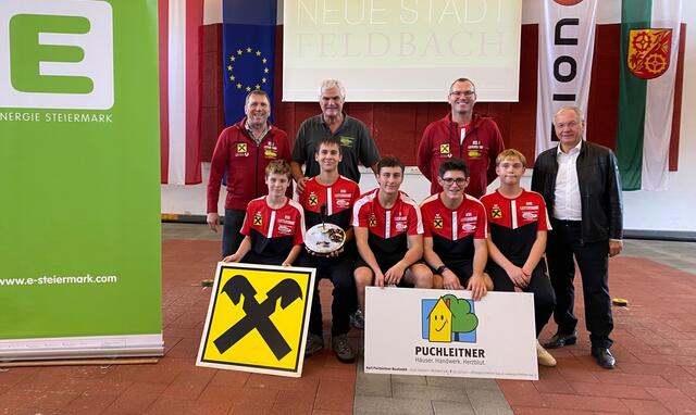 Feldbachs Bürgermeister Josef Ober (r.) gratulierte dem U16-Team der RSU Leitersdorf zu Platz zwei.  | Foto: RSU Leitersdorf