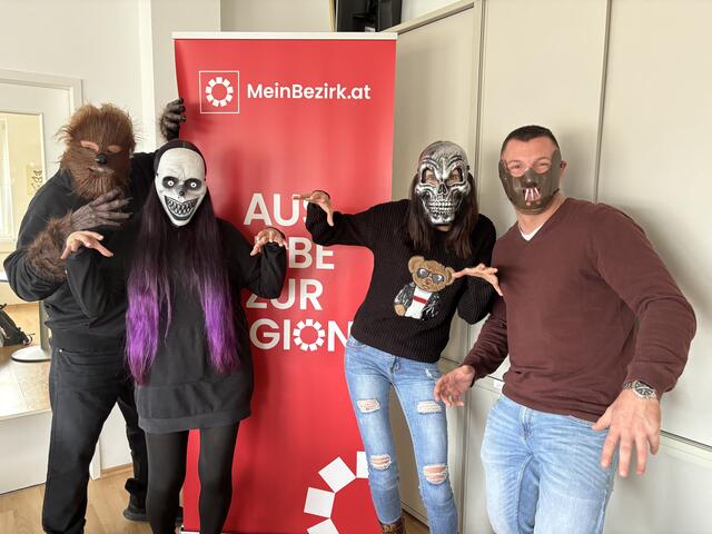 Auch das Team von MeinBezirk Wiener Neustadt wird in der Halloweennacht ausschwirren. Die Kostümanprobe jedenfalls hat Zulu, Babsi, Kathrin und Daniel schon viel Spaß gemacht. | Foto: MeinBezirk