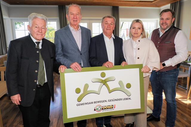 Bezirk Eferding: Landesobmann Josef Pühringer, Bezirksobmann Karl Hemmelmayr, Johann Schweitzer, Labg. Astrid Zehetmair und Landesgeschäftsführer und Bundesratspräsident Franz Ebner bei der Präsentation des Jahresmottos. | Foto: OÖ Seniorenbund
