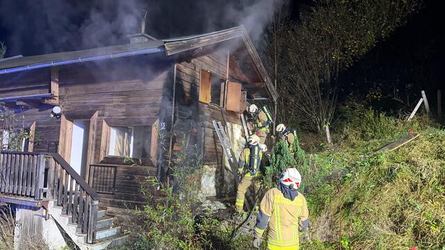 Am 28. Oktober brach in einem Nebengebäude eines Wohnhauses in Erpfendorf aus unbekannter Ursache ein Brand aus.  | Foto: ZOOM.TIROL