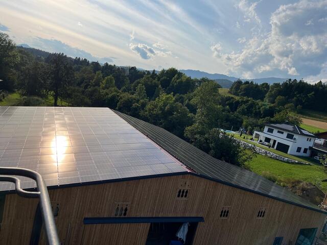 Am Dach des Stalls befindet sich eine nagelneue Photovoltaikanlage. | Foto: Privat