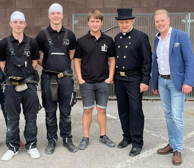 Große Freude über den Doppelsieg: Silbermedaillengewinner Mark Winkler, Sieger Mike-Leon Kößler, Laurin Raidel (3. Platz, Vorarlberg), Bundeslehrlingswart Stefan Bichler und NÖ Landesinnungsmeister-Stv. und Landeslehrlingswart Markus Pirringer (v.l.n.r) | Foto: Jakob Wild