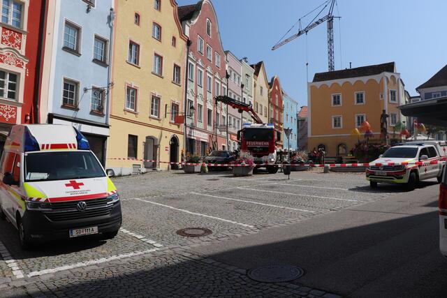 Bei Bauarbeiten an diesem Gebäude am Unteren Stadtplatz in Schärding starben im September zwei Arbeiter. Die Staatsanwaltschaft ermittelt nun gegen Gebäudeinhaber und den Chef der Baufirma. | Foto: BRS