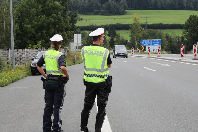 Der Lenker konnte augenscheinlich die Spur mit seinem Pkw nicht halten.  | Foto: Symbolbild: Land Salzburg / Franz Neumayr