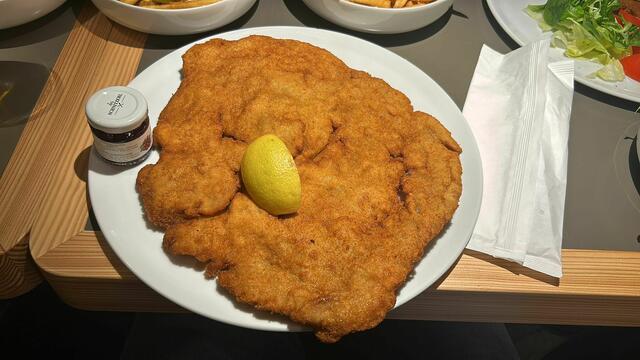 „Das Schnitzerl Wiener Art Schwein“ – Ein Klassiker mit Preiselbeeren und Zitrone. | Foto: Genussspecht