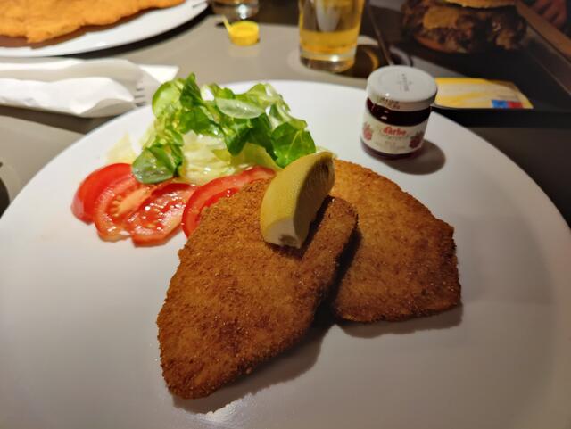 „Das Schnitzerl Wiener Art Vegan“ – Geschmacklich war es in Ordnung, doch die Portionsgröße ließ zu wünschen übrig. | Foto: Genussspecht