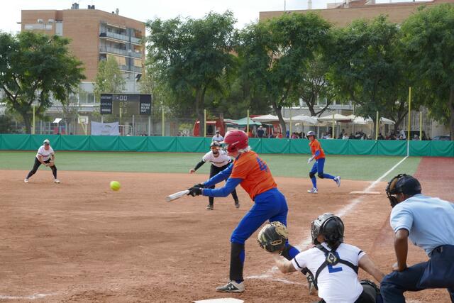 Mit Routine zum Erfolg – Eva Lackner gehört im Softball noch lange nicht zum alten Eisen.  | Foto: Lackner-Keil