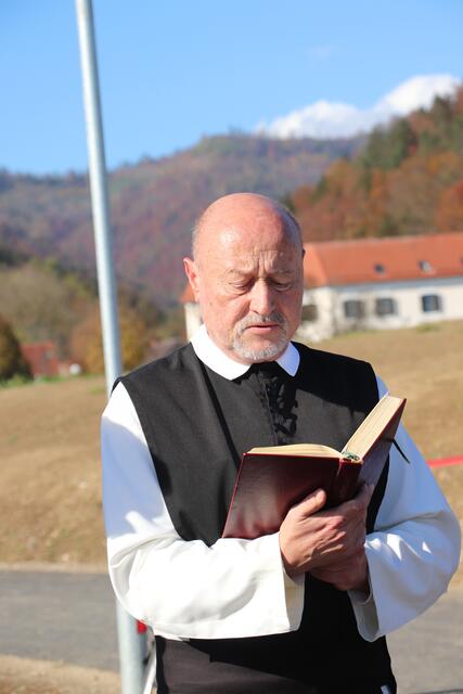 Der Prior vom Stift Rein, Pater Martin Höfler, segnete den Geh- und Radweg und verwies auf die Bedeutung der Wege in der Bibel und in jedermanns Leben.  | Foto: Edith Ertl