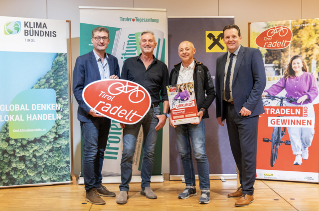 Klimabündnis GF Andrä Stigger (li.) und Obmann René Zumtobel (re.) freuen sich mit Kaunertals Bürgermeister Christian Kalsberger und Heinrich Lentsch.  | Foto: Die Fotografen