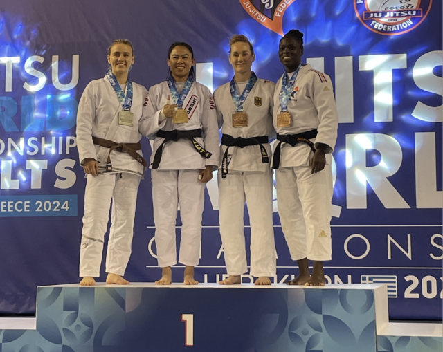 Lisa Fuhrmann auf dem Podest mit Weltmeisterin Orapa Senatham. | Foto: Ferdinand Fuhrmann