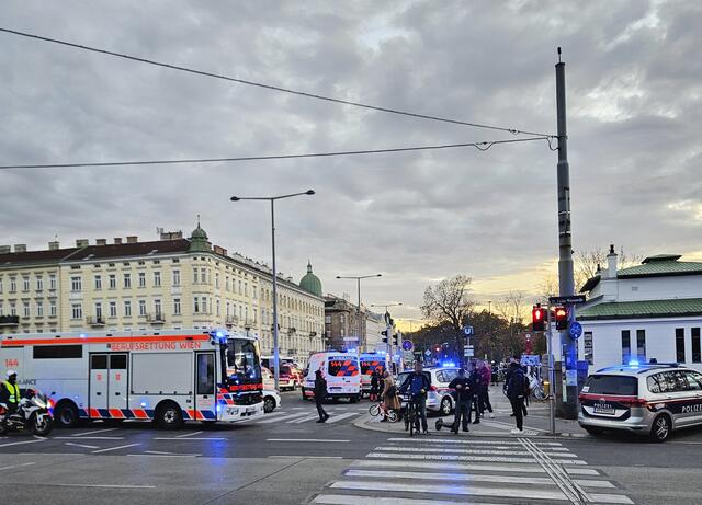 Rettung, Feuerwehr und Polizei waren Dienstagabend bei U-Bahnstation Schönbrunn im Einsatz. | Foto: ANGELIKA KREINER / APA / picturedesk.com