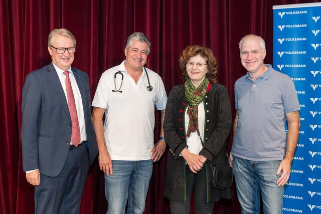 V.l.: Volksbank Oberösterreich Vorstand Andreas Pirkelbauer, Medizinkabarettist und Allgemeinmediziner Ronny Tekal, Volksbank Oberösterreich Aufsichtsrätin und Steuerberaterin Christa Sommer und Medizinkabarettist Norbert Peter. | Foto: Dominik Derflinger