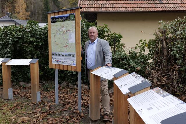 Bürgermeister Christian Trettler beim Startpunkt vor dem Wittgensteinhaus. | Foto: Santrucek