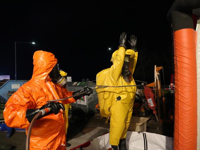 Einsatzkräfte werden dekontaminiert. | Foto: ASBÖD Bezirk Flachgau, Abschnitt 3 - VI Jakob Hohmann