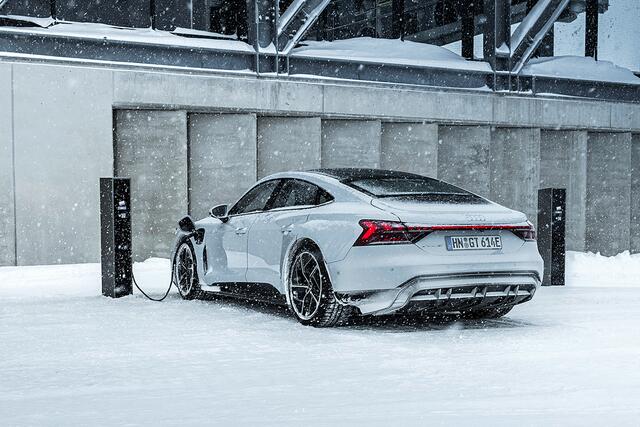 Im Winter schont man den Akku, wenn man direkt nach der Fahrt den Wagen an die Ladesäule stellt, dann ist der Akku noch warm. | Foto: Audi