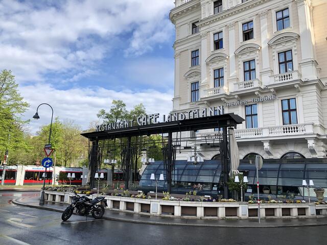 Das 150 Jahre alte Lokal feiert Halloween. | Foto: Bazalka