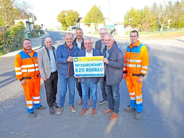 Michel Bleich (Straßenmeisterei Bruck/Leitha), Harald Kaufmann (Leiter der NÖ Straßenbauabteilung Tulln), LAbg. Otto Auer, Markus Breyer (Vizebgm. von Rohrau), NAbg. Werner Herbert, Markus Reisacher (Leiter der Straßenmeisterei Bruck/Leitha), Albert Mayer (Bgm. von Rohrau), Sascha Hartl (Straßenmeisterei Bruck/Leitha). | Foto: NÖ STD