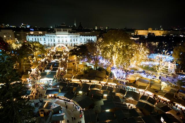 Wiener Christkindlmärkte locken Touristinnen und Touristen aus dem ganzen Land an, welche oft mit Reisebussen anreisen. Mit einem eigenen Konzept soll dieses Verkehrsaufkommen geregelt werden. (Symbolfoto) | Foto: Stadt Wien Marketing / Nikolaus Ostermann