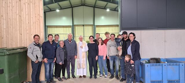 Die gesamte Familie Kollitsch war bei der Einweihung vom neuen Stall dabei. | Foto: Privat