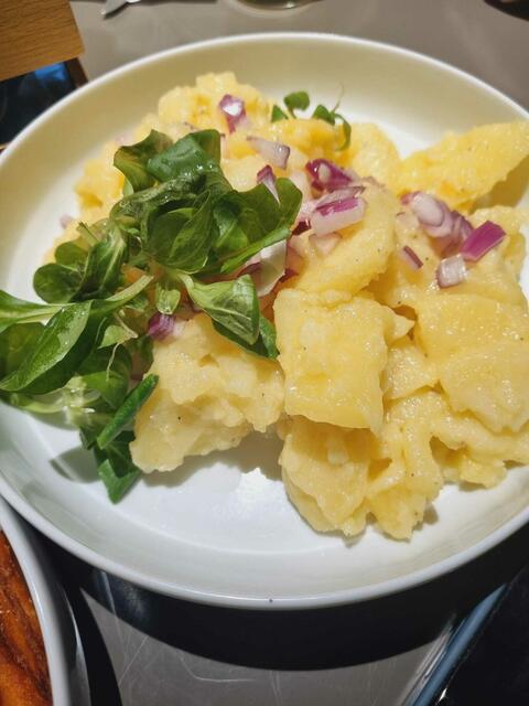 Beilagenvielfalt: Hier der hausgemachte Kartoffelsalat. | Foto: Genussspecht