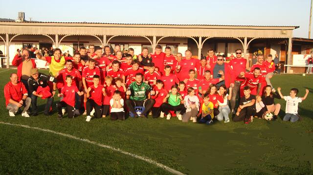 So feiern Sieger nach dem 3:1 gegen Loipersdorf-Kitzladen. Mit diesem Sieg rücken die Hodiser an das Tabellenduo Schlaining und Loipersdorf-Kitzladen  heran. Eine ganze Fußball-Familie feierte diesen Sieg im Spitzenspiel - nun könnte sich sogar ein Herbstmeister-Titel ausgehen....
