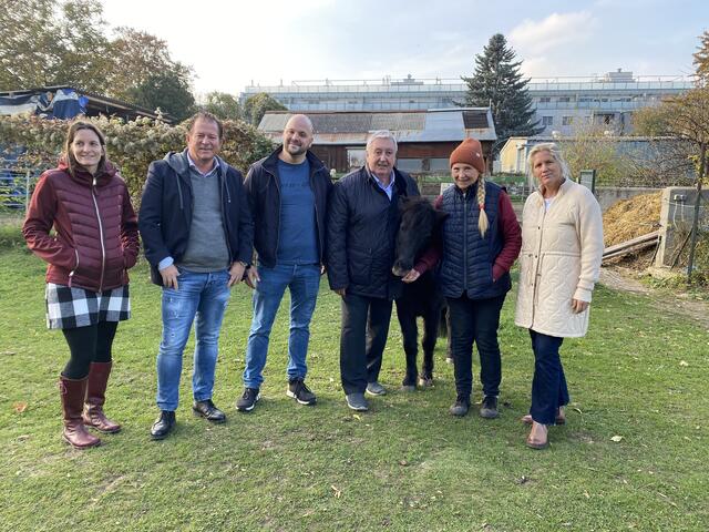 Wolfgang Kieslich (2.v. l., klubungebunden) besuchte gemeinsam mit Klubobmann der FPÖ Simmering Patrick Horn (3.v. l.), ehemaliger Bezirksvorsteher Simmerings Paul Stadler (4.v. l.) und Bezirksvorsteher-Stellvertreterin Katharina Krammer (rechts außen, beide FPÖ) den Erlebnishof. | Foto: FPÖ Simmering