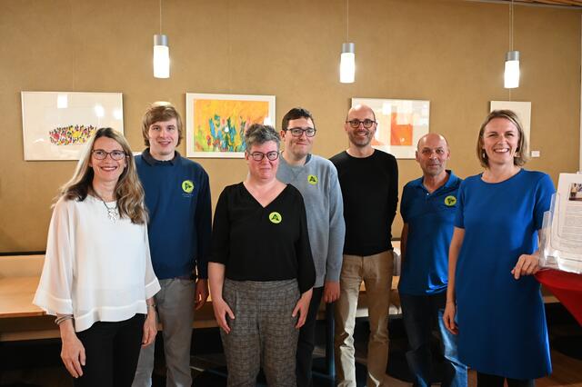 Sandra Wiesinger (Geschäftsführerin Institut Hartheim), Thomas Anton Hinterberger (Künstler), Nicole Binder (Künstlerin), Jan Schöttl (Künstler), Stefan Stockinger (Geschäftsleiter Biohof Achleitner), Alfred Heindl (Leiter Atelier, Institut Hartheim) und Stefanie Kleiser (Geschäftsleiterin Biohof Achleitner) bei der Vernissage. | Foto: Philipp Jachs, Institut Hartheim