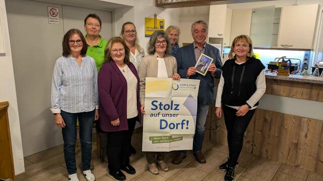 Helga Stiegler, Monika Rössler, Gerlinde Katzinger, Nathascha Kaltenböck, Sabine Bauer, Susi Raditsch, Walter Katzinger und Bürgermeisterin Anette Töpfl (v.l.) bei der Vorstellung | Foto: MIS Sparbach