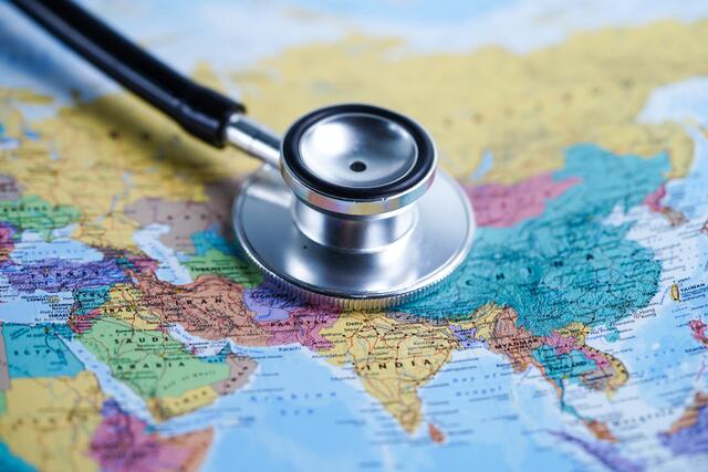 Bei aller Vorfreude sollte man auf Reisen auch an Risiken denken. | Foto: sasirin pamai / Shutterstock.com