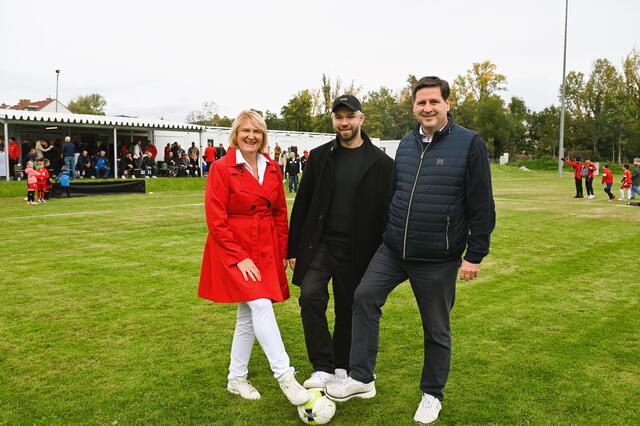 Ankick für das neue Jugendfußball-Zentrum Grünau mit Vizebürgermeisterin Helga Krismer, Sport-StR Stefan Eitler und Bürgermeister Stefan Szirucsek. | Foto: 2024psb/sap