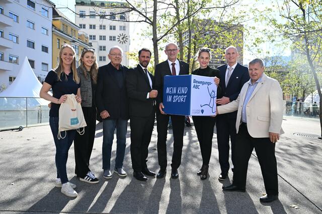 (v.l.): Fabien Pfeifenberger (ASVÖ Tirol), Magdalena Rauter (Stabhochspringerin und Rookie of the Year), Heinz Öhler (Präsident ASKÖ Tirol), 1. Landeshauptmann-Stellvertreter und Sportlandesrat Georg Dornauer, Landeshauptmann Anton Mattle, Simone Larcher (Vorständing der Abteilung Sport des Landes Tirol), Gerald Daringer (Präsident des Tiroler Behindertensportverbandes) und Bernhard Winterle (1. Vizepräsident des ASKÖ) zeigten sich beim Finale in Innsbruck begeistert vom großen Ansturm auf die Beweg Dich Tirol Tour. | Foto: © Lebensraum Tirol Gruppe / Berger