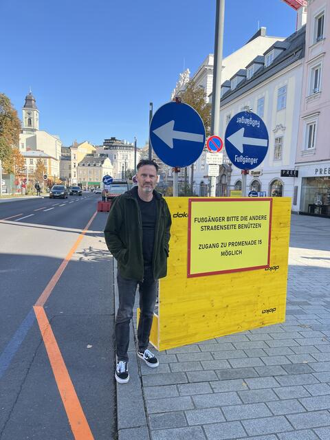 Für rund ein Jahr müssen Fußgänger auf der Promenade aufgrund einer Großbaustelle auf die andere Straßenseite wechseln. Für Grünen-Klubobmann Helge Langer ein "inakzeptabler Zustand". | Foto: Grüne Linz
