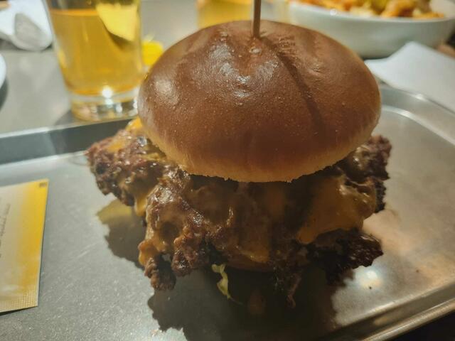 Double Cheese Smashburger: Fluffiges Brioche trifft auf reichhaltiges Fleisch. | Foto: Genussspecht