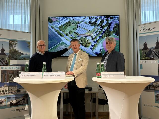 (v.l.) Projektmanager Heinz Roßmann, Bürgermeister Christian Scheider und Harald Tschurnig (STW) freuen sich über die positiven Nachrichten hinsichtlich des Hallenbads. | Foto: MeinBezirk.at
