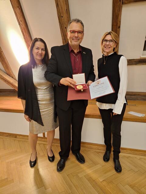 Aus den Händen der Stockerauer Bürgermeisterin Andrea Völkl gab es für Wolf Frank das Kulturehrenzeichen in Gold der Stadt Stockerau, das ihm auf Beschluss des Gemeinderates für seine besonderen Bemühungen um das kulturelle und künstlerische Leben in seiner Wahl-Heimatstadt im Weinviertel verliehen wurde. | Foto: privat