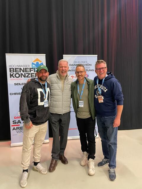 Backstage mit Christopher Seiler, Bürgermeister Klaus Schneeberger, Bernhard Speer und Arena Nova-Geschäftsführer Gerald Stangl. | Foto: zVg