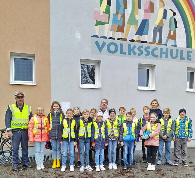 Die geprüften Radfahrer:innen der Volkschule Dorf an der Pram mit ihren neuen Sicherheitswesten. | Foto: SPÖ