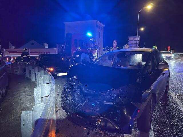 Ein PKW wurde im Frontbereich schwer beschädigt. | Foto: FF Vitis