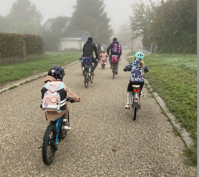 Auch wenn das Wetter ungemütlicher wird, rollt der Velobus Richtung Schule - die Bewegung hält schließlich warm. | Foto: Verena Bernardi