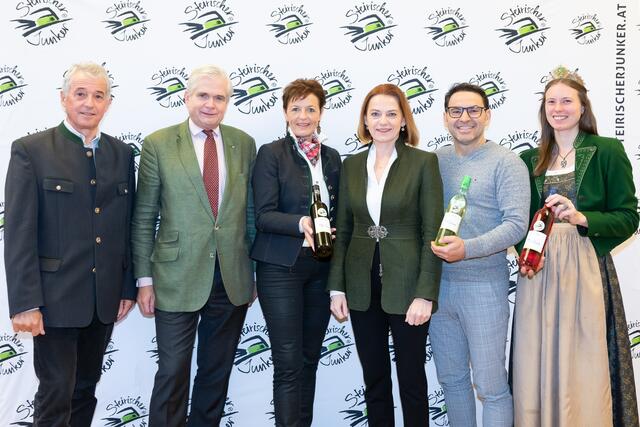 Freuen sich auf ein Glaserl "Steirischen Junker" (v.l.): Werner Luttenberger/GF Wein Steiermark, Georg Bucher/Vorstandsmitglied Steiermärkische Sparkasse, Maria Pein/Vizepräsident der Landwirtschaftskammer Steiermark, Landesrätin Simone Schmiedtbauer,  Stefan Potzinger/Obmann Wein Steiermark, Weinhoheit Magdalena Niederl (v.l.) | Foto: ©Fotokuchl