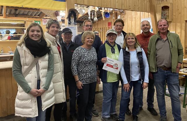Viktoria Binder, Nationalrätin Martina Diesner-Wais, Hermann Lauter, Aloisia Mlejnek, Helmut Scharf, Irmgard Schmid, Erich Pichl, Anette Töpfl, Werner Falkner und Gerhard Süß (v.l.) bei der Übergabe des Gewinnes

 | Foto: ÖVP Vitis