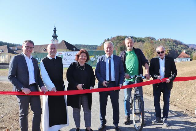 Baubezirksleiter Rainer Kienreich, Prior Martin Höfler vom Stift Rein, Bgm. Doris Dirnberger, LH-Stv. Anton Lang, GRÜNE-GR Peter Rabensteiner und Gerhard Horn/Klöcher-Bau eröffneten offiziell den Geh- und Radweg. | Foto: Edith Ertl
