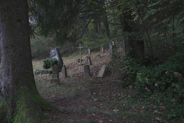 Der alte und aufgelassene Friedhof in Bad Schwanberg ist heute ein "Last Place". Die alten Grabsteine und Denkmäler erzählen Geschichte. | Foto: Simon Michl