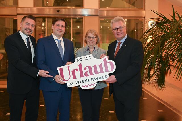 GF Michael Wollinger, GV-Vorsitzender Stefan Szirucsek, Aufsichtsratsvorsitzende Irene Moser und Aufsichtsratsmitglied Christoph Kainz. | Foto: Wienerwald Tourismus/baden media