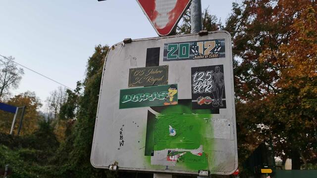 Beschmutzte Verkehrsschilder singt ein großes Problem, auch in Purkersdorf. | Foto: Cvak